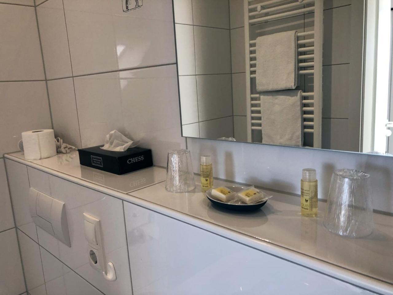 Hellmanns Hotel Bremers Bauerndiele Wiefelstede Kültér fotó